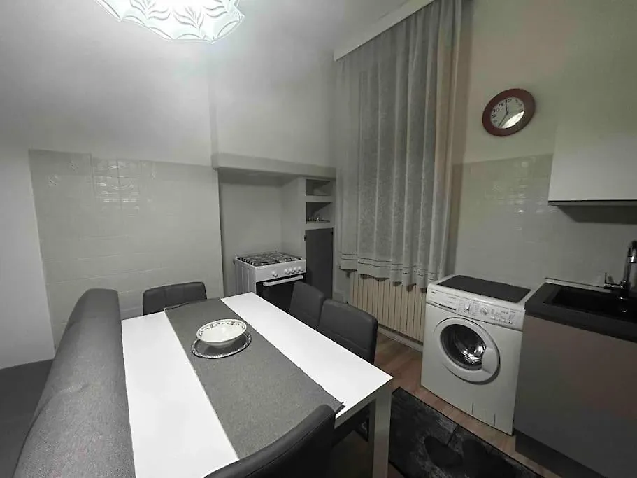 Mirella Apt, 2Min Train Station Mestre Apartment